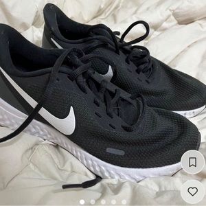 Nike revolutions size women’s size 7